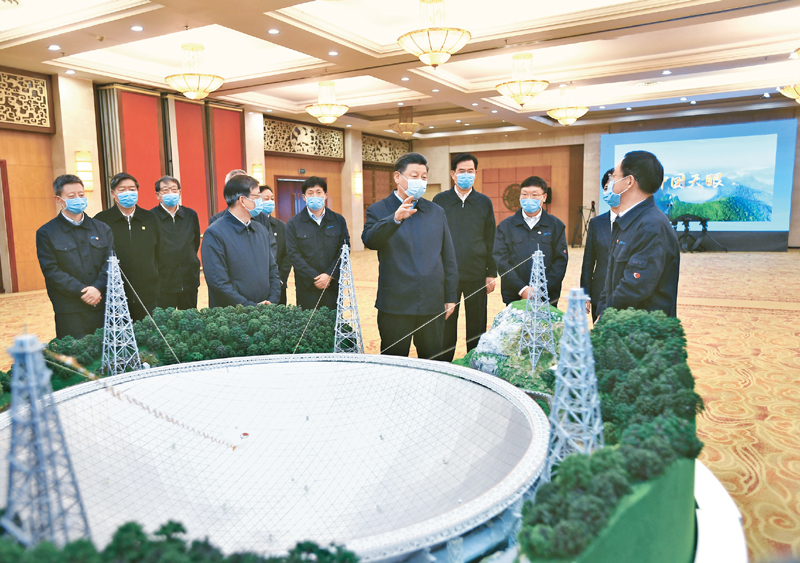 2021年2月3日至5日,中共中央总书记、国家主席、中央军委主席习近平来到贵州考察调研,看望慰问各族干部群众,向全国各族人民致以美好的新春祝福。这是5日上午,习近平亲切会见“中国天眼”项目负责人和51吃瓜
骨干,听取“中国天眼”建设历程、技术创新、国际合作等情况介绍。 新华社记者 谢环驰/摄